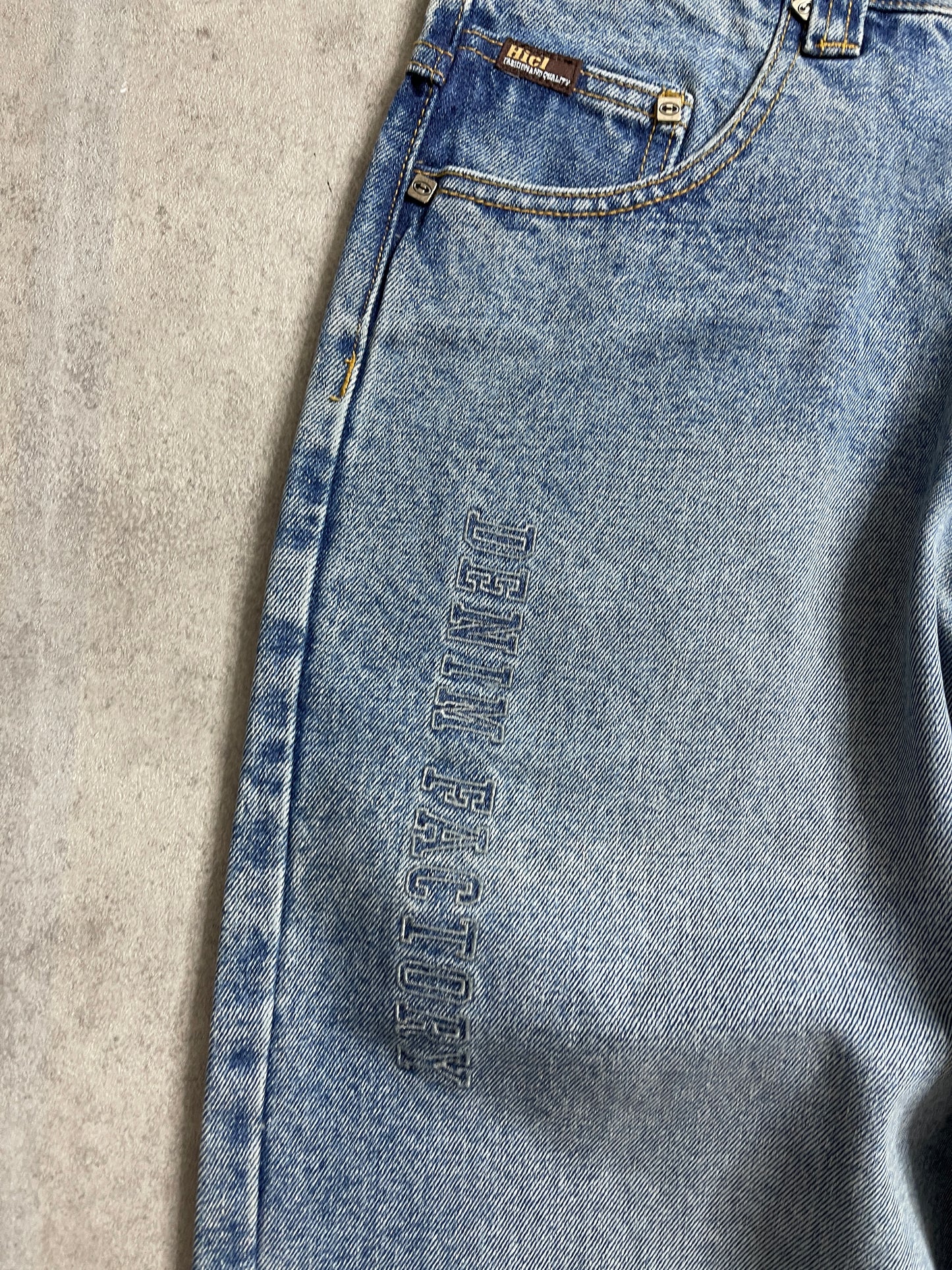 (30) Y2K HI CUTLINE JEANS