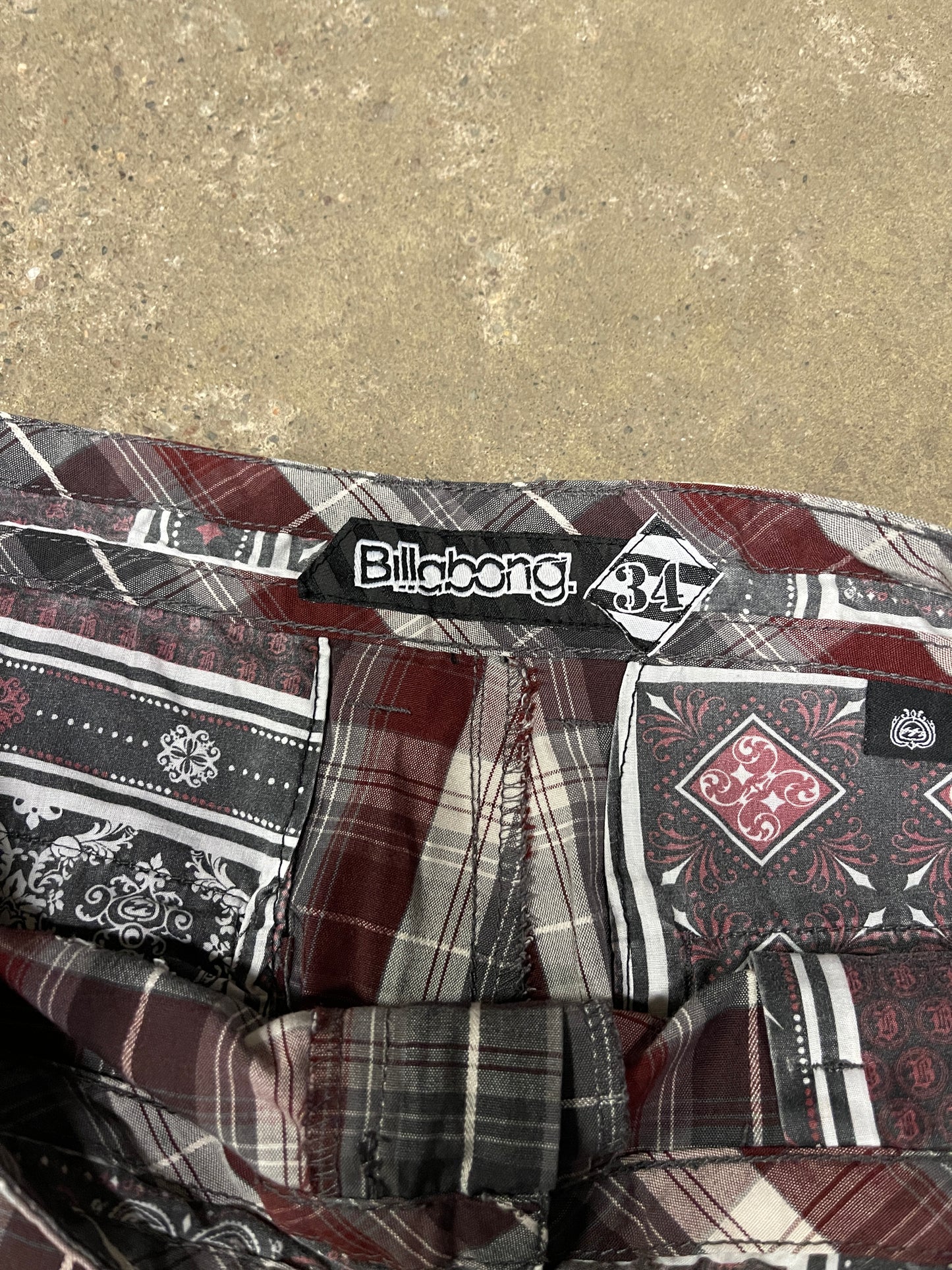 (34) y2k billabong plaid shorts