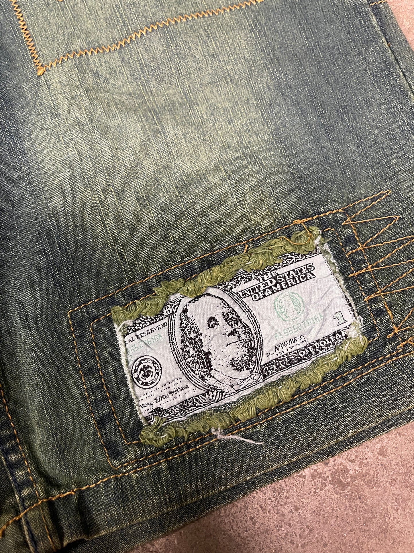 (32) Y2K money baggy jorts