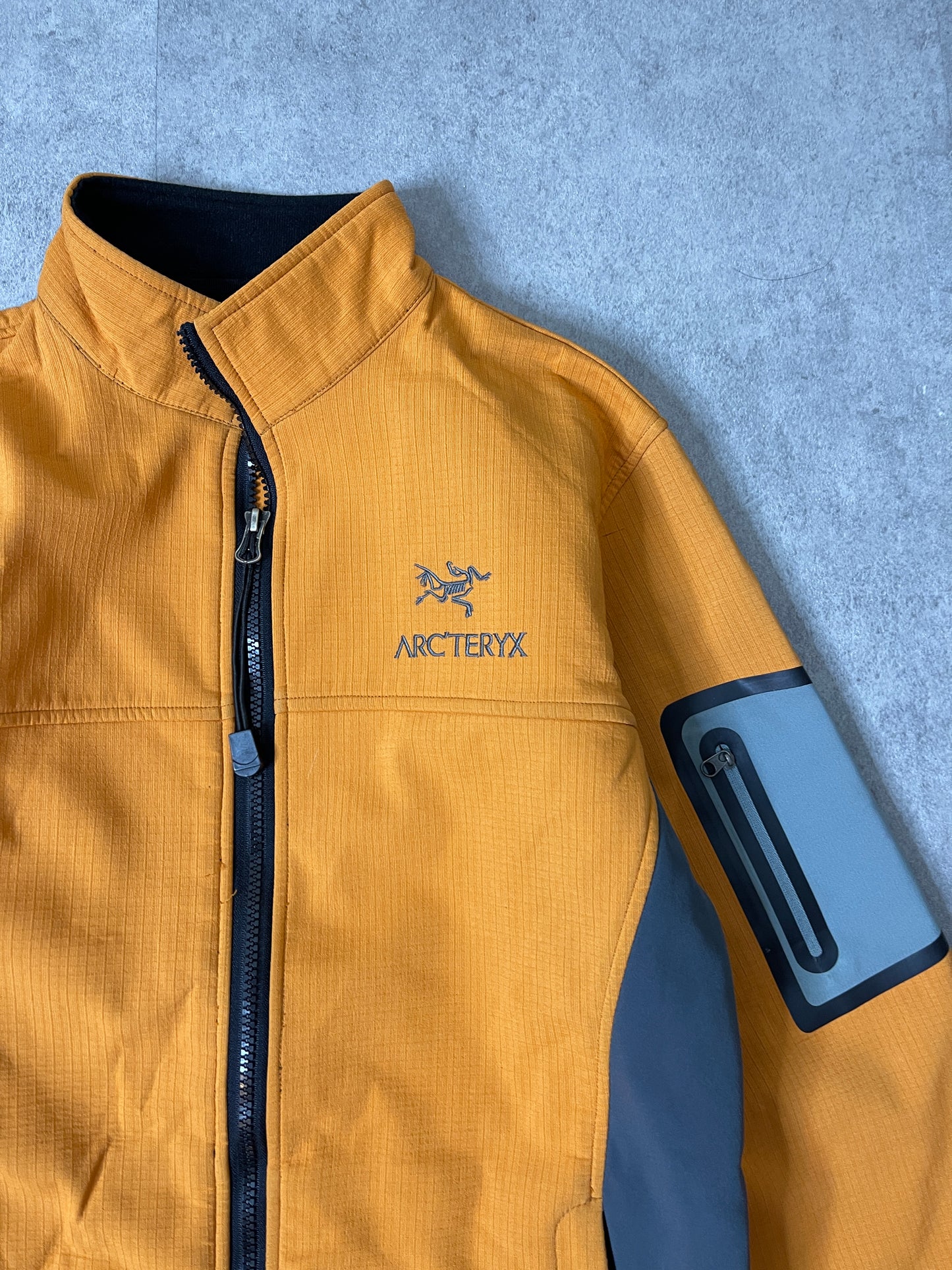 (M) WOMENS ARCTERYX JACKET