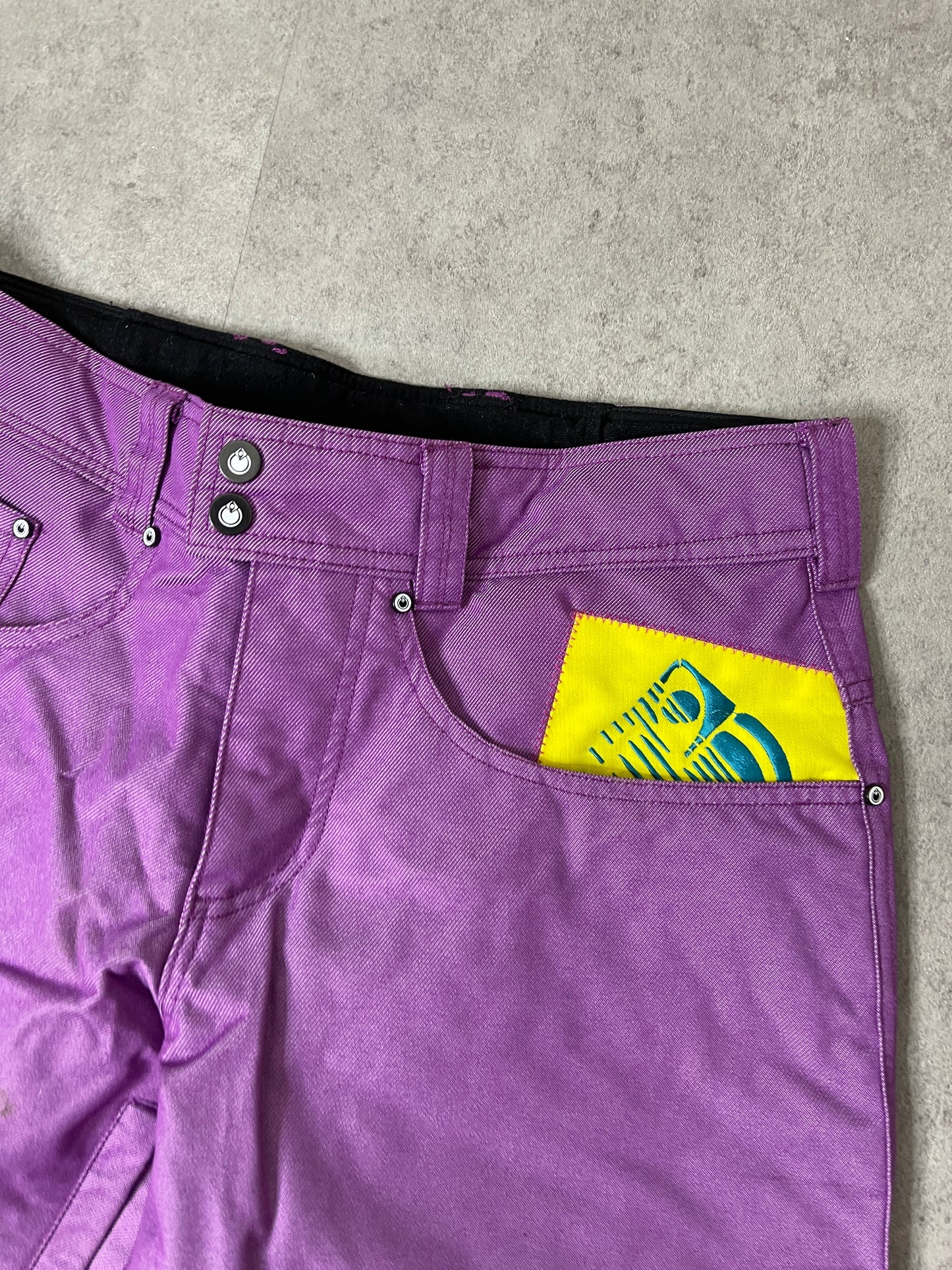 (32) Y2K ONOMIS SNOWBOARD PANTS